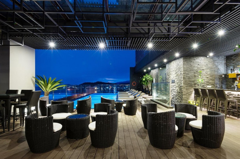 INFINITY ROOF TOP BAR ở Alana Nha Trang Beach Hotel | Travelmart.vn